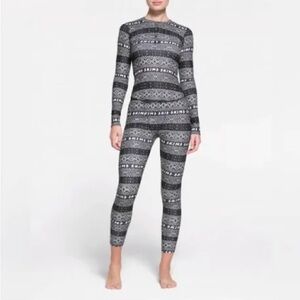 SKIMS SET Logo Plush Pointelle Henley Holiday Pajama SET Black/White Onyx SMALL